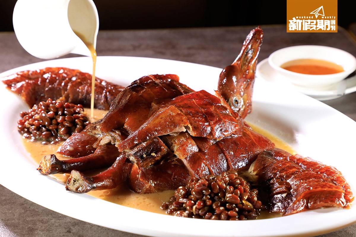 燒鵝 燒味 甘棠 南華會 在客人面前淋上溫熱鵝汁，浸潤鵝肉，吃來件件調味到位，骨肉滲香 。
