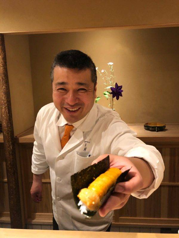 K11 MUSEA 山岸先生主理每次都會親手奉上海膽壽司手卷，已成為食客打卡的招牌動作。