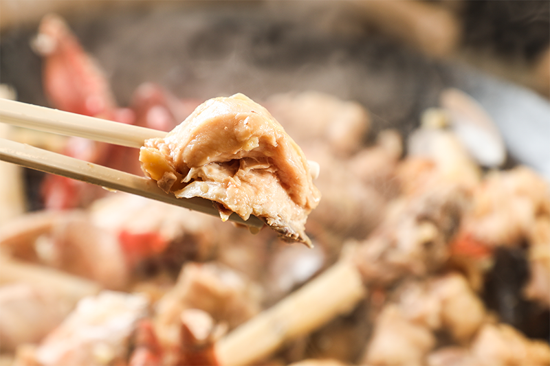火焰雞煲 鮮雞肉質嫩滑，經酒煮提味後，雞味更濃。