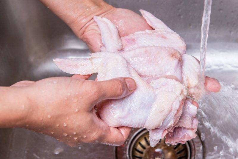 水洗生雞肉會傳播細菌 | 美國疾病管制局：洗生肉易食物中毒 嚴重可致截肢