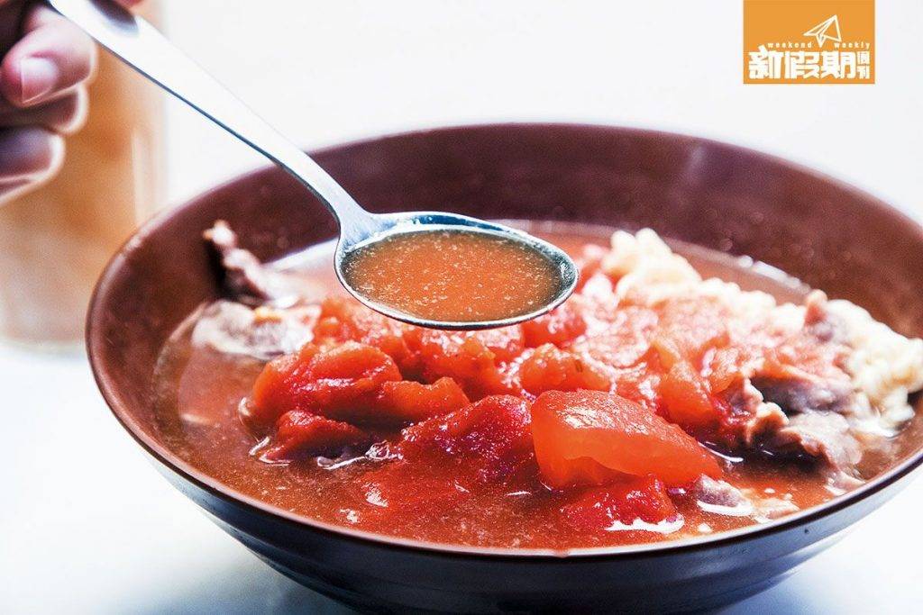 蕃茄湯 湯頭較薄，有雞的鹹鮮味。