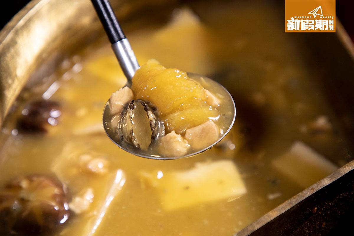 湊湊火鍋 花膠雞鍋，湯頭呈黃色，質感超濃稠，可以先品嘗一碗湯再打邊爐，不過記得要經常攪拌，以免鍋底湯料變焦。