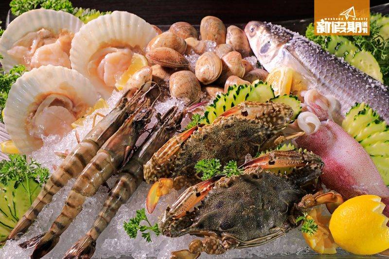 西貢 BBQ 任食 放題 4人份海鮮拼盤＄588海蟹、海蝦、活蜆、扇貝、魷魚、烏頭魚，隻隻生猛，質素新鮮。