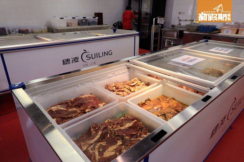 西貢 BBQ 任食 放題 場內設多個凍肉櫃，選擇豐富，從肉類、魚類到丸類應有盡有。
