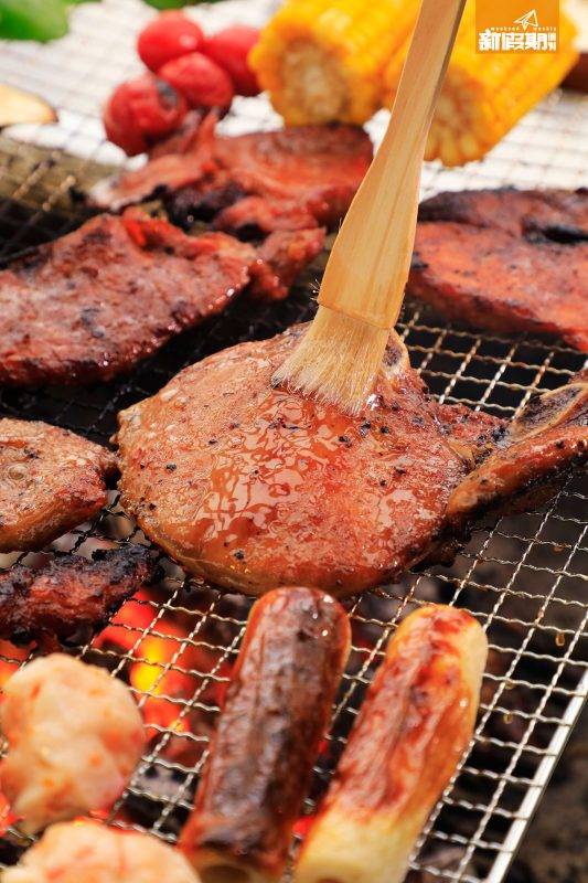 西貢 BBQ 任食 放題 店內肉類已醃得入味，記者認為只需塗抹蜜糖，讓外皮更香甜可口。