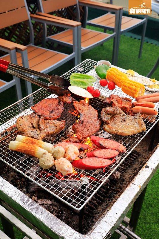 西貢 BBQ 任食 放題 店內提供爐具、一包炭及燒烤叉給客人。
