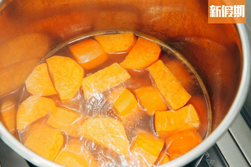 芋圓 芋泥和橙心地瓜泥的做法一樣，先去皮切塊，加糖和水煮成湯。