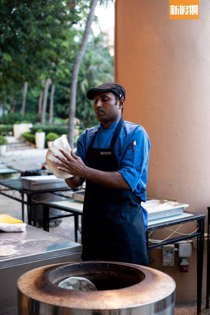 黃金海岸 酒店有印藉師傅手製Naan，不時可看到師傅製餅的過程，每塊Naan烤得香嫩富油香。