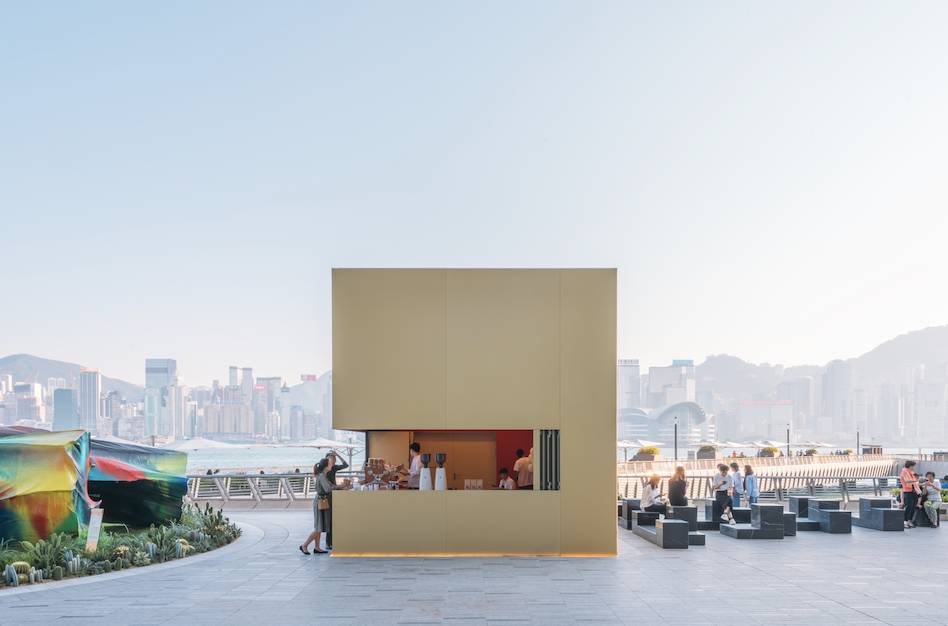 K11 MUSEA 分店設計以金色立方咖啡亭「KUBE」作造型，設店於尖沙咀海濱，是精品咖啡品牌a href=