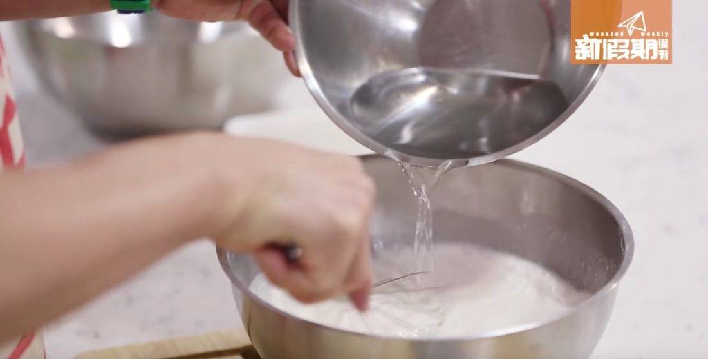 年糕食譜 1. 先用800毫升水將馬蹄粉攪勻溶解，備用。