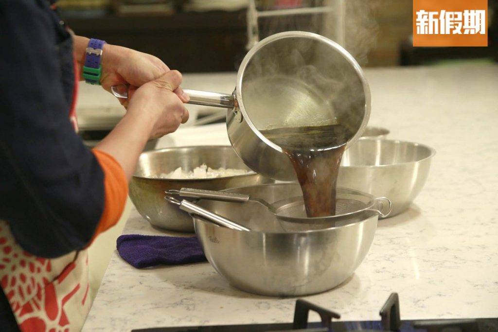 年糕食譜 年糕食譜｜    1. 黑糖先用水煮溶，用篩過濾雜質，涼卻後備用。