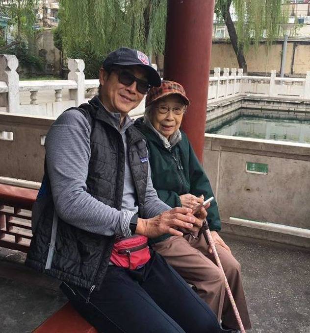  劉媽媽於2016年底去世，松哥曾罕有在臉書發文悼念媽媽。