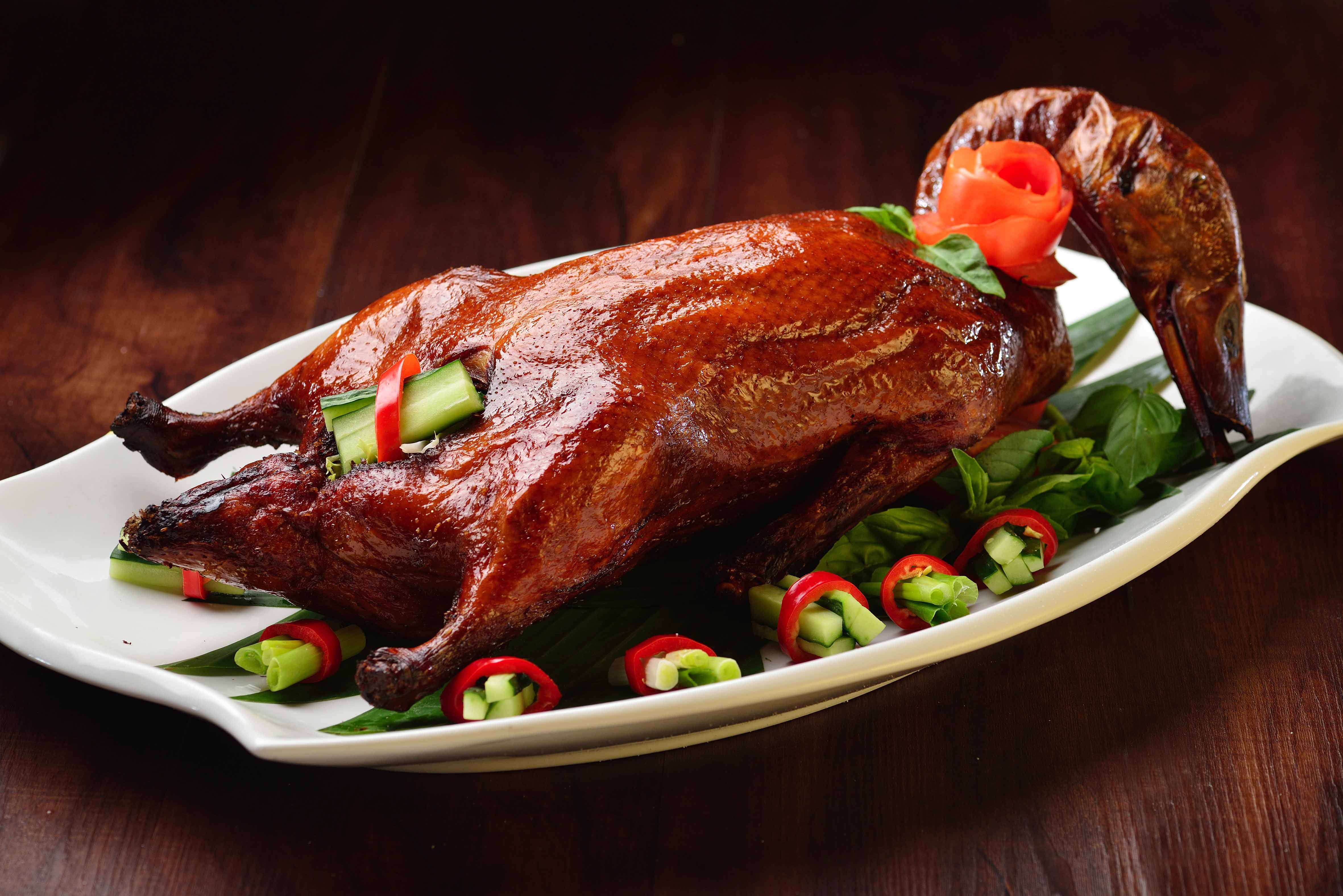 自助餐 熱盤最受歡迎當然是片皮鴨，烤得皮脆肉嫩。