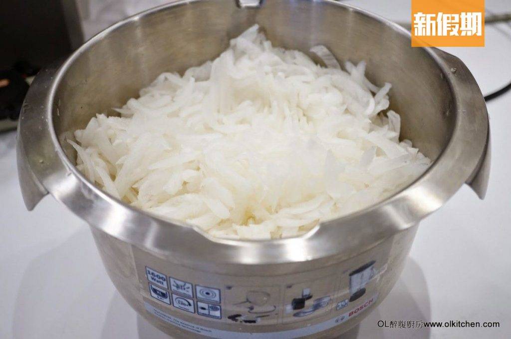 蘿蔔糕食譜 Step 1：蘿蔔去皮，刨粗絲，有廚師機的話可以用機去刨，快捷方便。