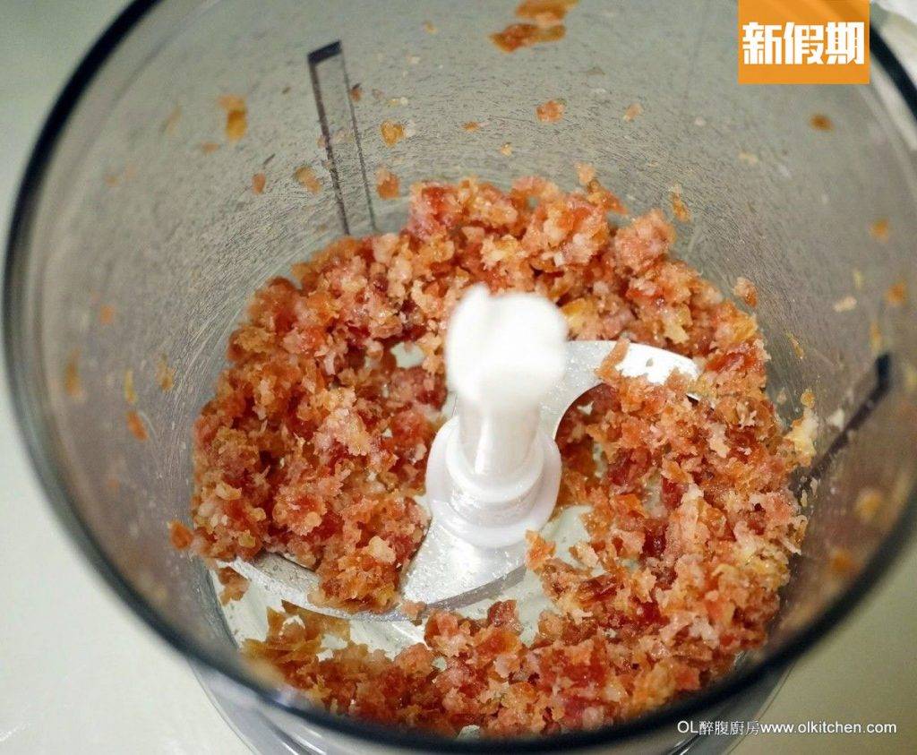 蘿蔔糕食譜 Step 2：臘腸切碎，蒸15分鐘備用。蝦米洗凈，浸軟，瀝乾水份，切碎備用。