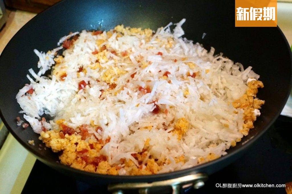 蘿蔔糕食譜 蘿蔔糕食譜｜Step 4：材料A放大鍋中煮沸，趁熱加入已拌勻的材料A中拌成粉槳。
