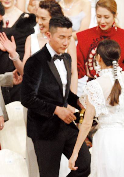  在《萬千星輝頒獎典禮》上，洪永城跟朱晨麗全程零交流。