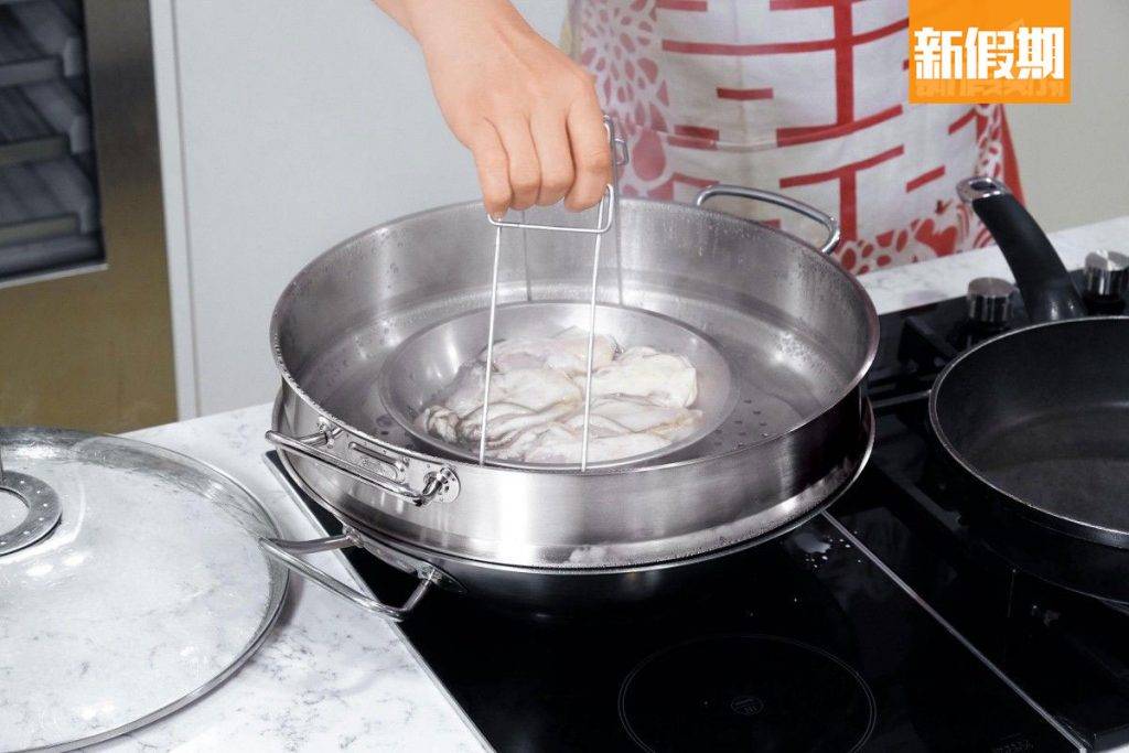 蘿蔔糕食譜 蘿蔔糕食譜｜Step 1 ：桶蠔洗淨，置於碟上，水滾後以大火蒸約3-4分鐘至半熟， 盛起， 用廚紙吸乾水份，蠔水留起備用。
