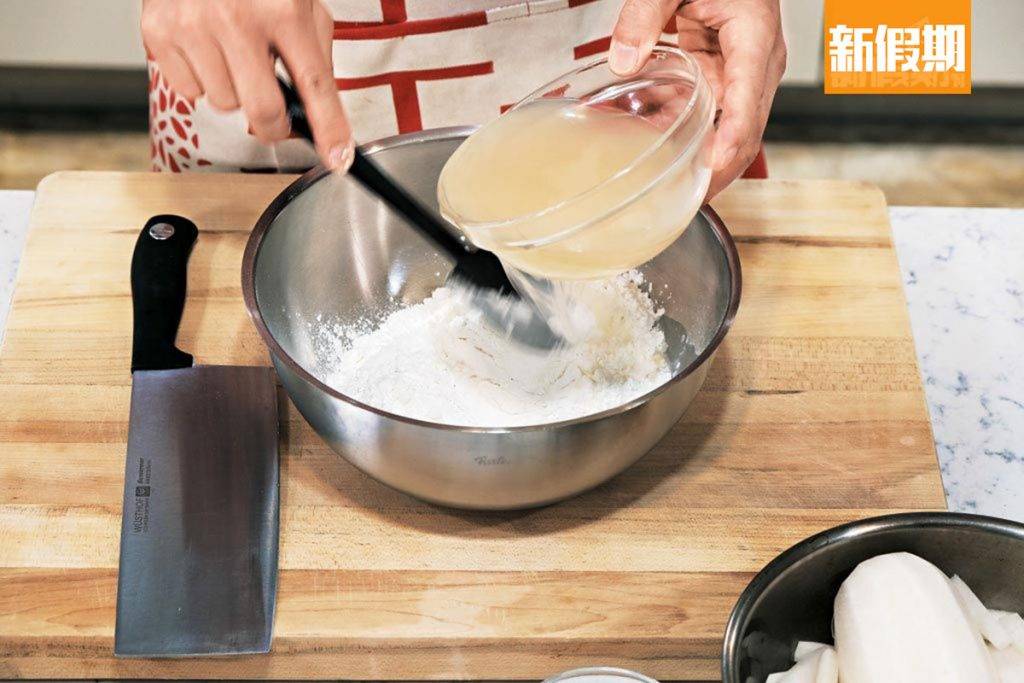 蘿蔔糕食譜 Step 2：蘿蔔糕材料A撈勻成粉漿A， 備用。