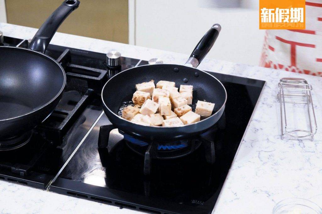 蘿蔔糕食譜 Step 2：生蠔兩面撲上生粉，平底鑊下油燒熱，將生蠔兩面煎香，盛起。洗淨鑊，再下油燒熱， 將蘿蔔糕四面煎香，放上碟備用。