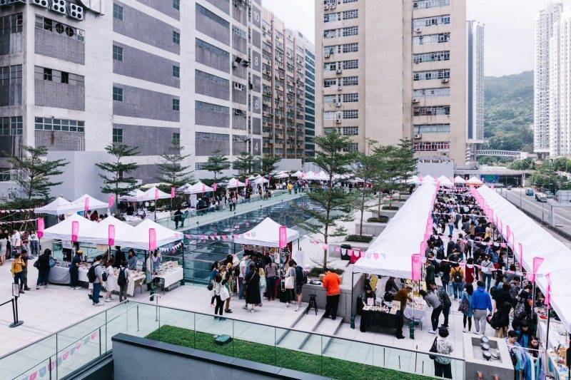 Pinkoi 今次的市集為期兩天，地點位於荃灣南豐紗廠的空中花園，共邀請了逾40個本地設計攤位。