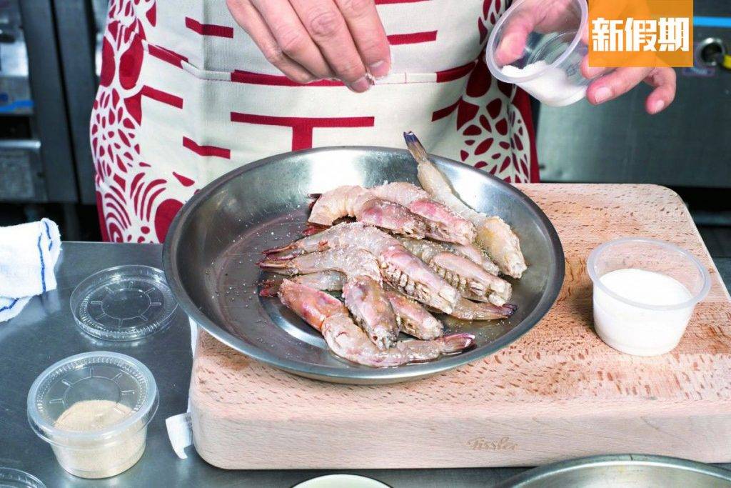 蘿蔔糕食譜 Step 1：中蝦去殼挑腸保留頭尾），加醃料醃約15分鐘備用。
