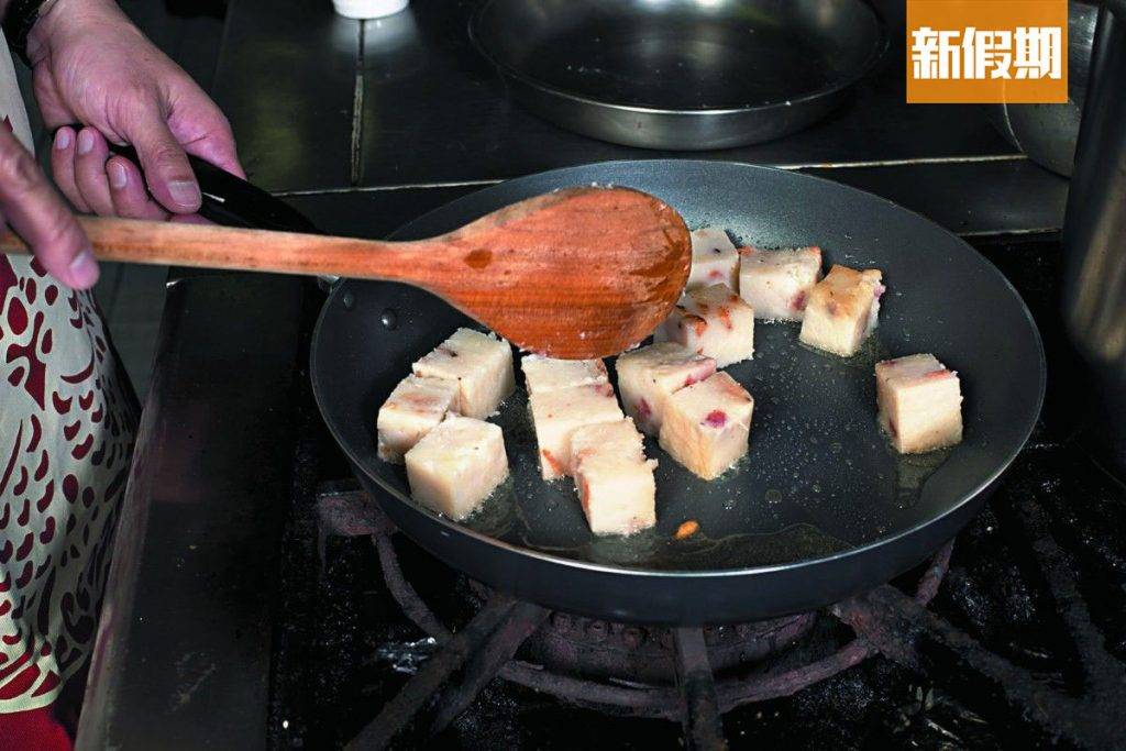 蘿蔔糕食譜 Step 2：蘿蔔糕切成約1/2吋方粒，煎香撈起備用。