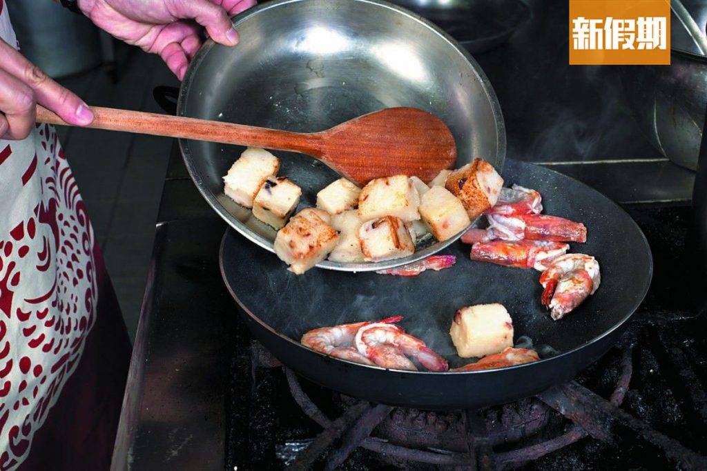 蘿蔔糕食譜 蘿蔔糕食譜｜Step 3：燒熱油將醃好的中蝦炒至八成熟，加入蘿蔔糕。