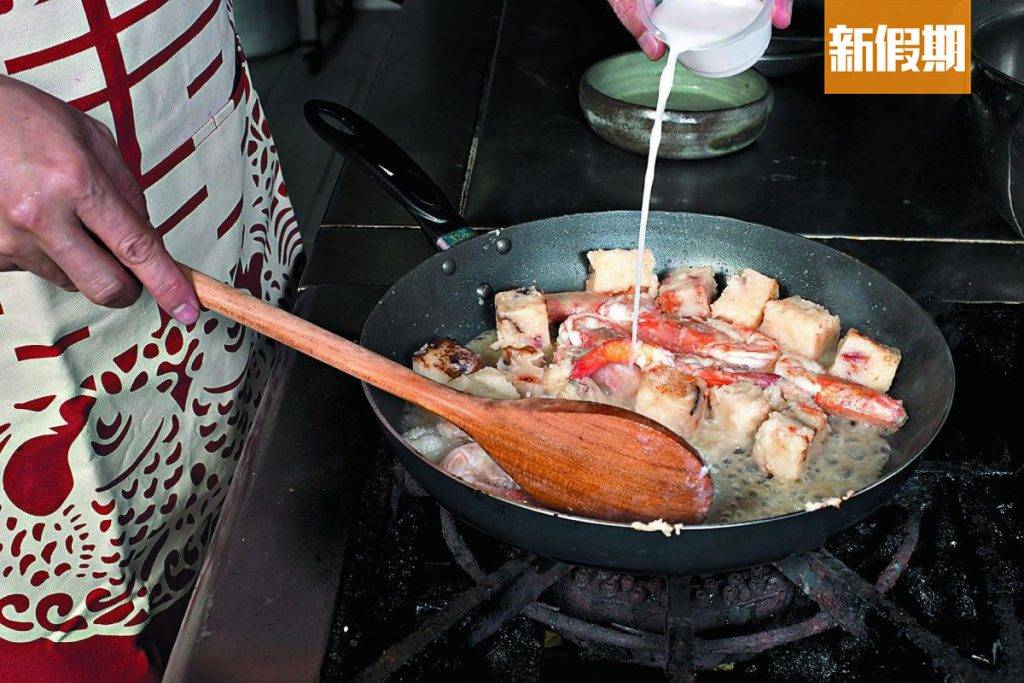 蘿蔔糕食譜 蘿蔔糕食譜｜Step 5：以少許生粉水勾芡即成，最後放上適量XO醬。