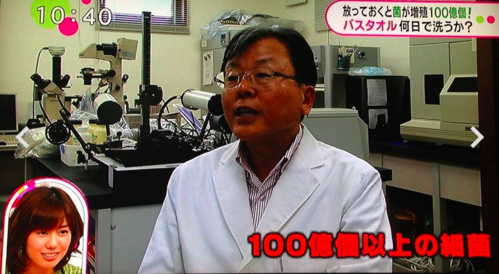 衛生微生物研究中心所長李憲俊指，毛巾的含菌量可高達100億個。