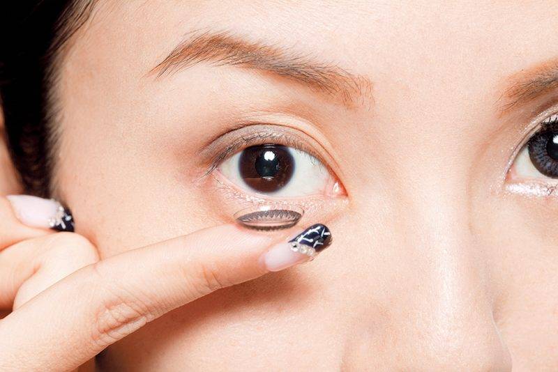 有台灣眼科醫生指出，由於隱形眼鏡鏡片只是黏附在眼睛的角膜上，而非覆蓋在結膜上，並沒有保護雙眼作用。