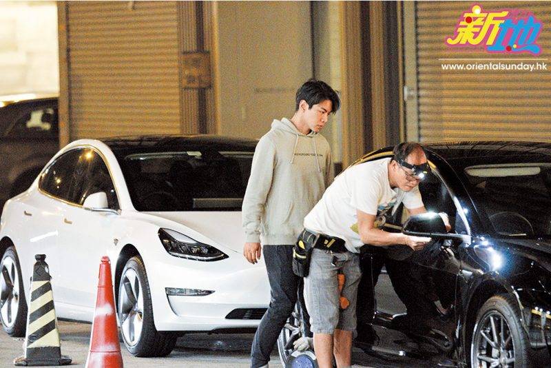  早前本刊記者見他揸車到九龍城車房為愛車貼玻璃貼 紙，見他非常緊張，不時在旁監 工。