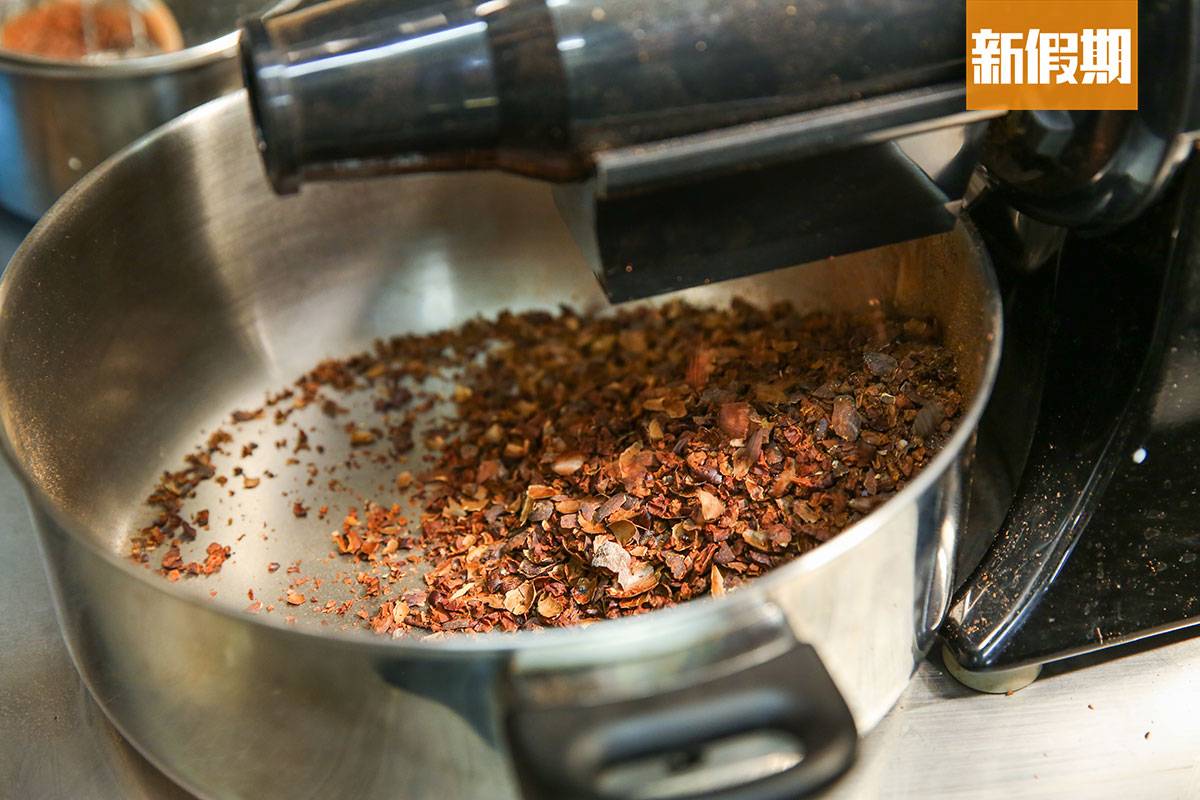 JOL Cacao 把烘焙好的可可豆以機器搗碎。