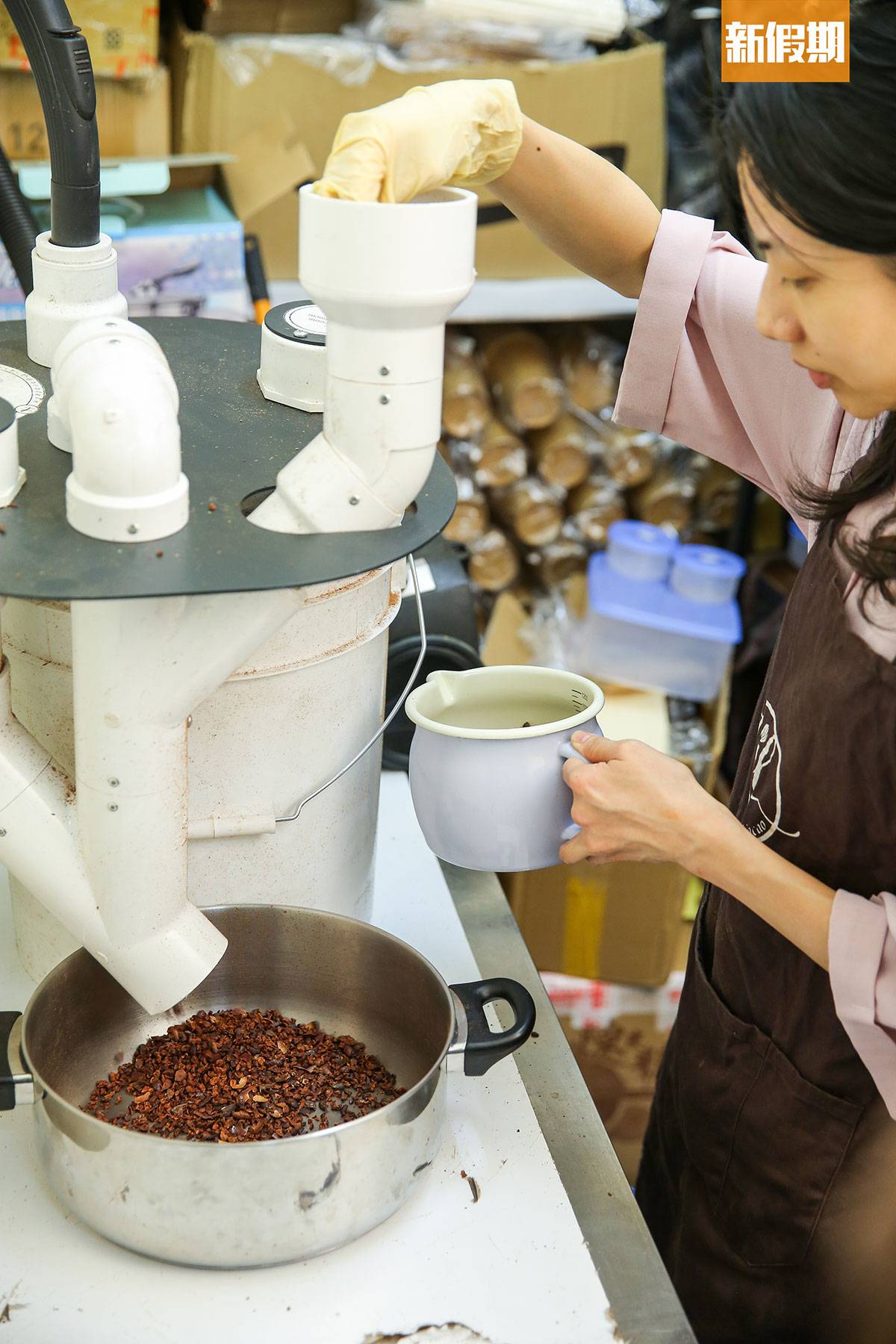 JOL Cacao 放進分殼機中， 把豆殼及可可仁完全分離。