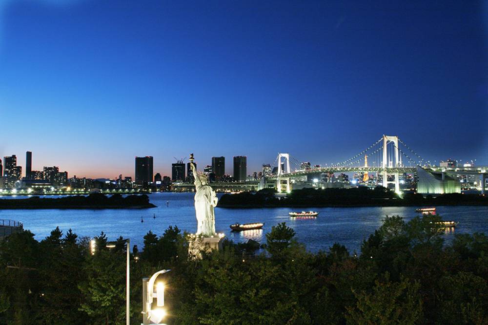 東京自駕遊 黃昏的時候不妨和戀人到台場海濱公園及沙灘漫步，就好像《魔女的條件》、《惡作劇之吻》的主角一樣，在夕陽下看著彩虹大橋及自由女神像等美景談心。