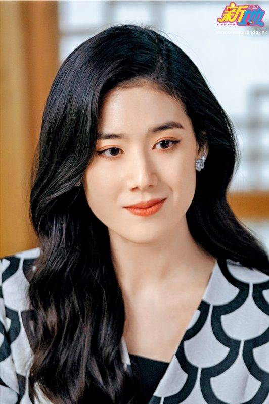  女二鄭恩彩飾演李敏鎬所處的大韓帝國中最年輕的女總理。