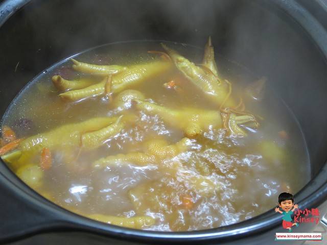 湯水 轉慢火加蓋煲多1.5小時，最後加入少少鹽調味。