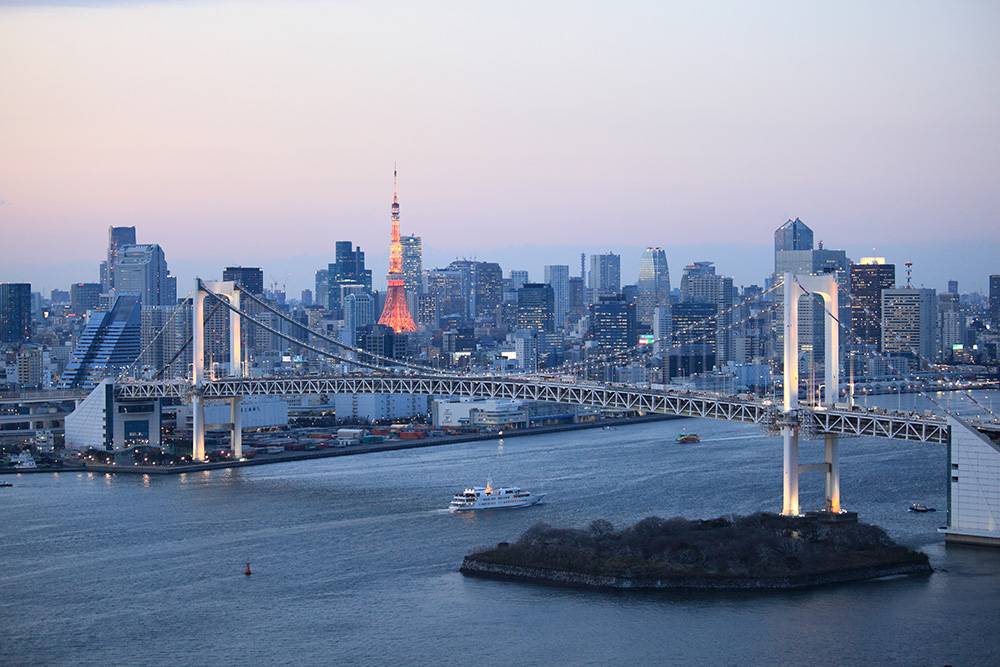 東京自駕遊 彩虹大橋的白色橋塔設計非常經典，而懸索纜上的紅、白、綠 3色燈泡，是太陽能發電，在晚上為橋身點綴。彩虹大橋與附近的景色和諧共融，無論日景還是夜景都一樣吸引。