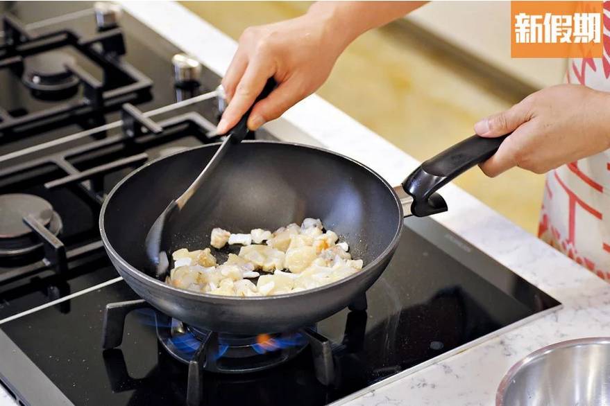 牛油果食譜 海鮮粒加入少許鹽和胡椒粉撈匀略醃，鑊中燒熱油，將海鮮炒至約6-7成熟，隔走水份，備用。