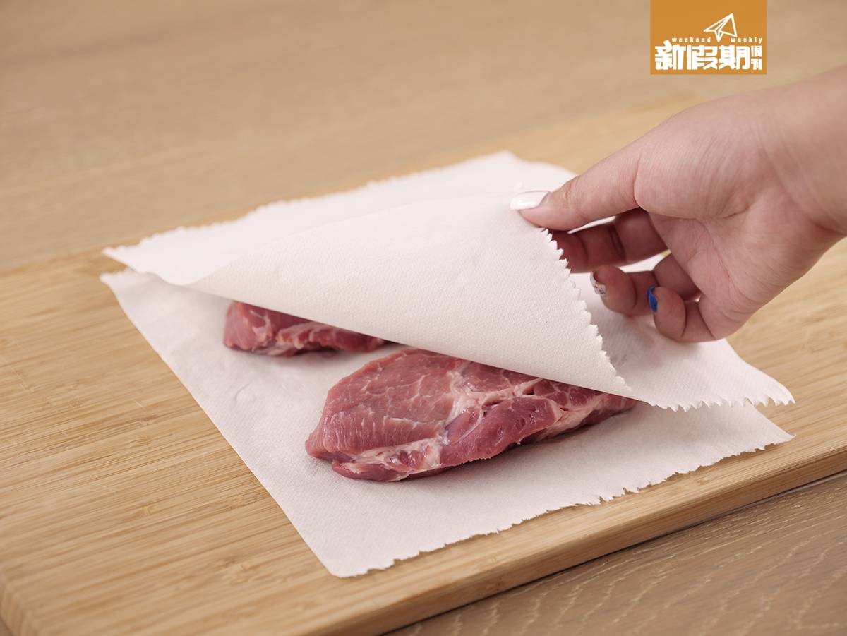 氣炸鍋叉燒 醃豬肉前，記得先以廚房紙吸乾表面水分，令豬肉更入味。