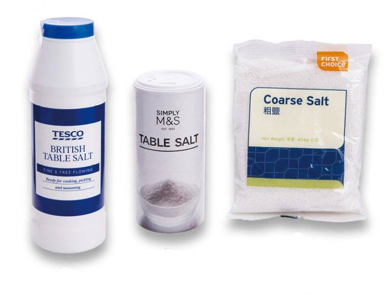 消委會 5星餐桌鹽/烹調用鹽
（左）Tesco – British Table Salt $10.9/750克
（中）Simply M&S – Table Salt $15/400克
（右）首選牌 – 粗鹽 $2.9/454克