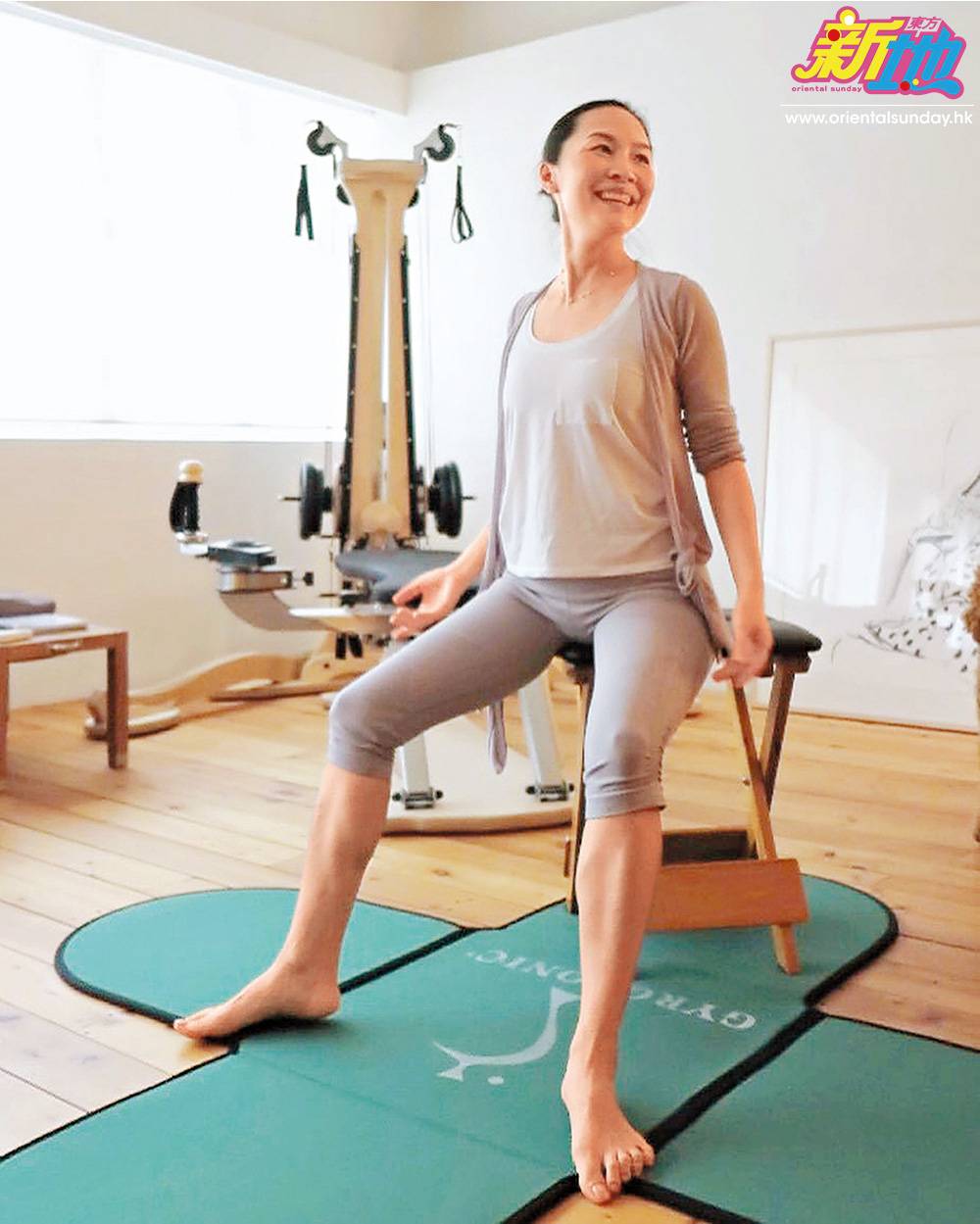  彭羚在家勤做運動正是現時外國好流行的Gyrokinesis運動又稱禪柔運動）及Gyrotonic運動又稱脊椎螺旋運動），她把專用的健身機放在私人健身房，仍有很闊落的活動空間。

