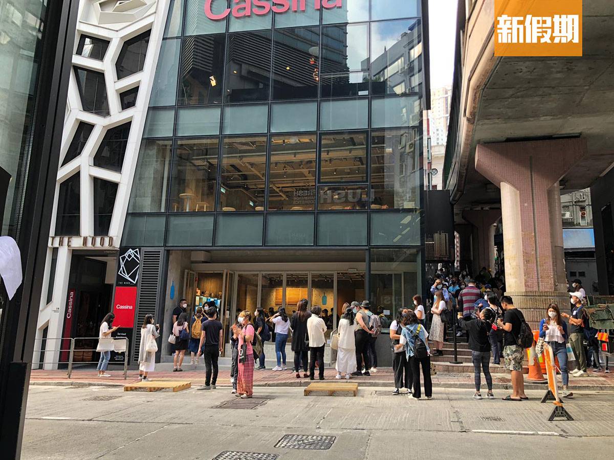 Blue Bottle Blue Bottle 香港店走工業風設計，樓高2層，佔地3,000呎。最初第一日開店時，早上7點已見人龍，未到8：30已有約50人排隊，保守估計需等2小時。