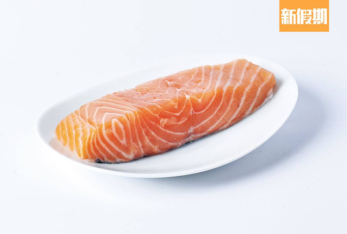 三文魚含豐富的 Omega-3、維他命 D及抗氧化物，可增強免疫力、滋潤皮膚、保持皮膚年輕，每星期吃2至3次，已可滿足一個星期所需。