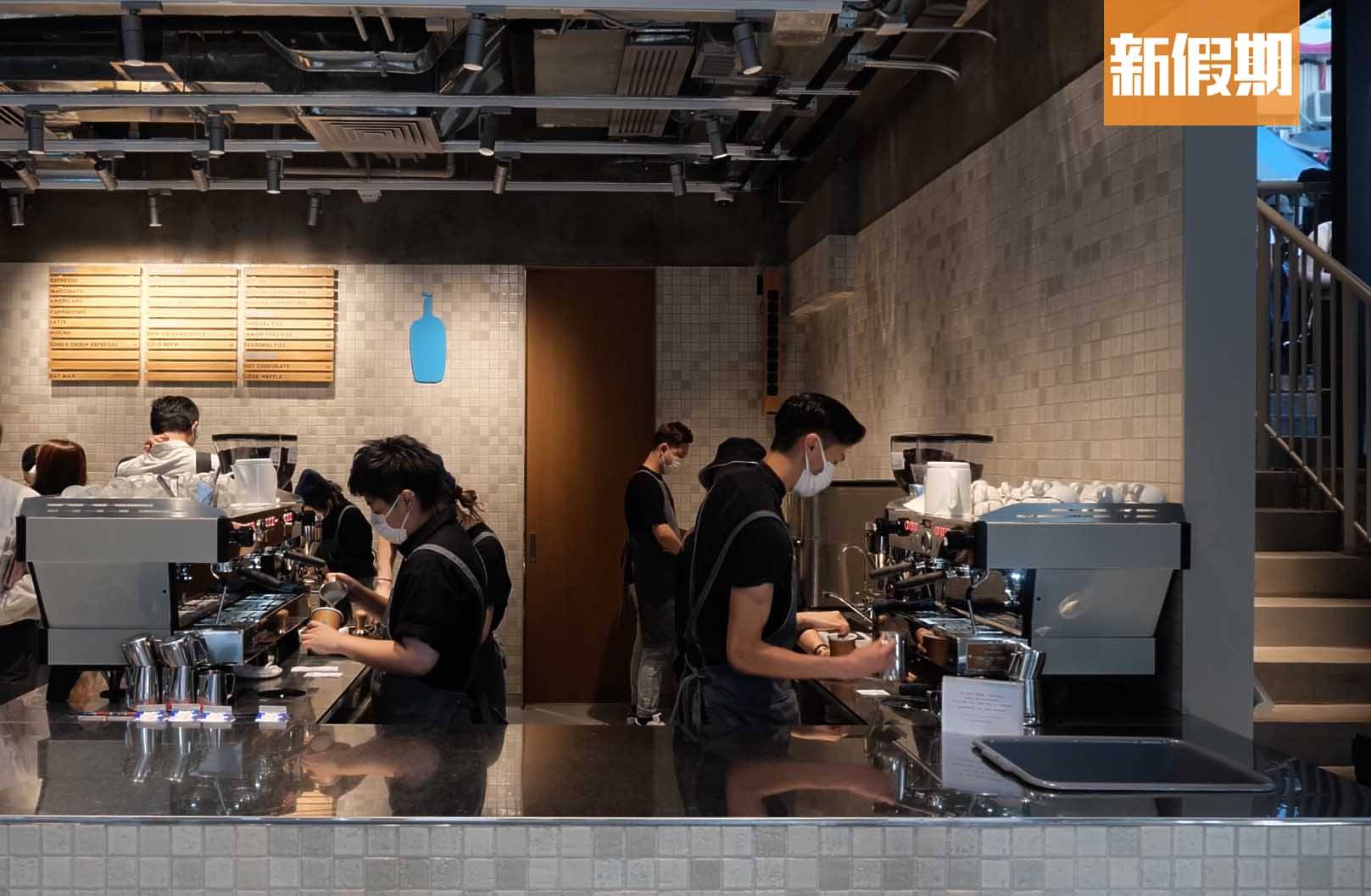 Blue Bottle 香港分店設設有開放式吧枱，客人可邊歎咖啡邊看沖調過程，一大享受。