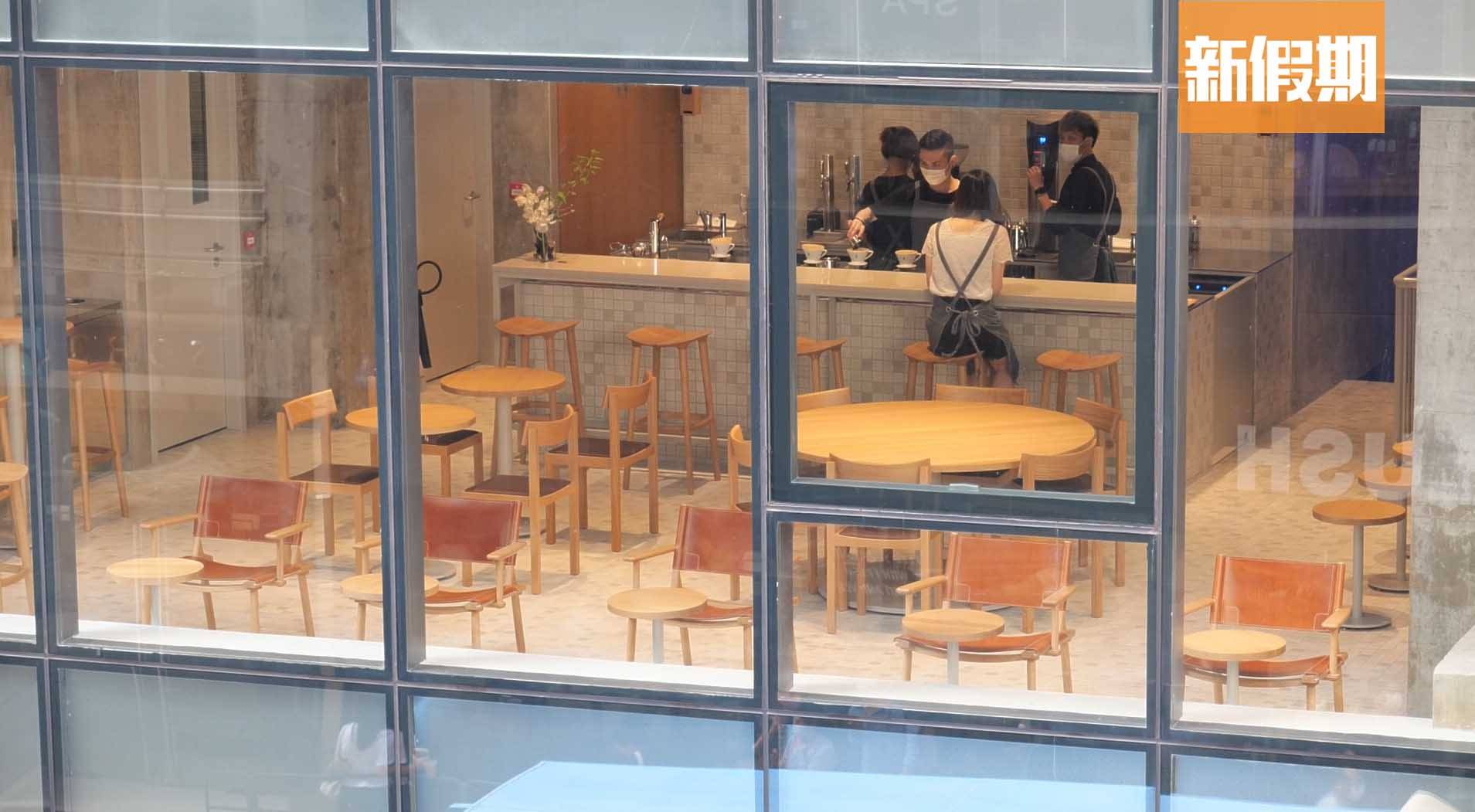 Blue Bottle 2樓設有數張木椅及木枱供客人堂食，可惜因疫情關係，暫時未能開放給公眾。
