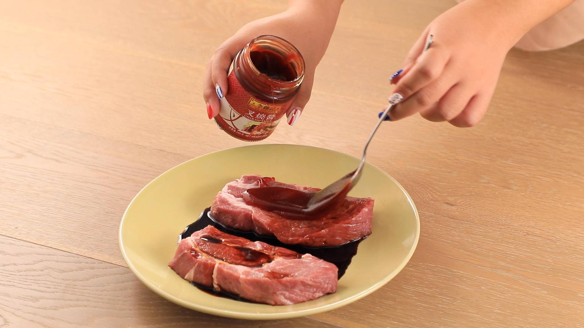 氣炸鍋叉燒 把叉燒醬及豉油均勻塗於豬肉上。