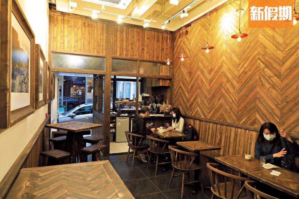 咖啡 全港咖啡店推介｜中環店設計以深木爲主調，溫潤樸實，讓人可在鬧市中品飲一杯舒適的咖啡。