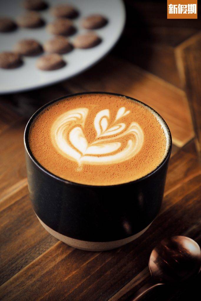 咖啡 全港咖啡店推介｜Latte。店子的版本爲20c.c.，比一般的份量略小， 但喝來卻是creamy， 甜感突出，最尾更有讓人放鬆的黑朱古力香。