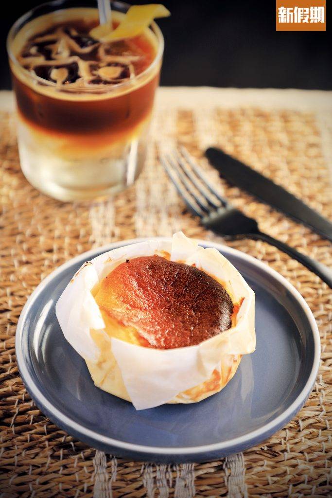 咖啡 全港咖啡店推介｜Burnt Cheesecake。即是大受歡迎的巴斯克焦香芝士蛋糕。在店内自家用忌廉芝士、雞蛋、牛油、面粉等，做成手掌大小的份量。